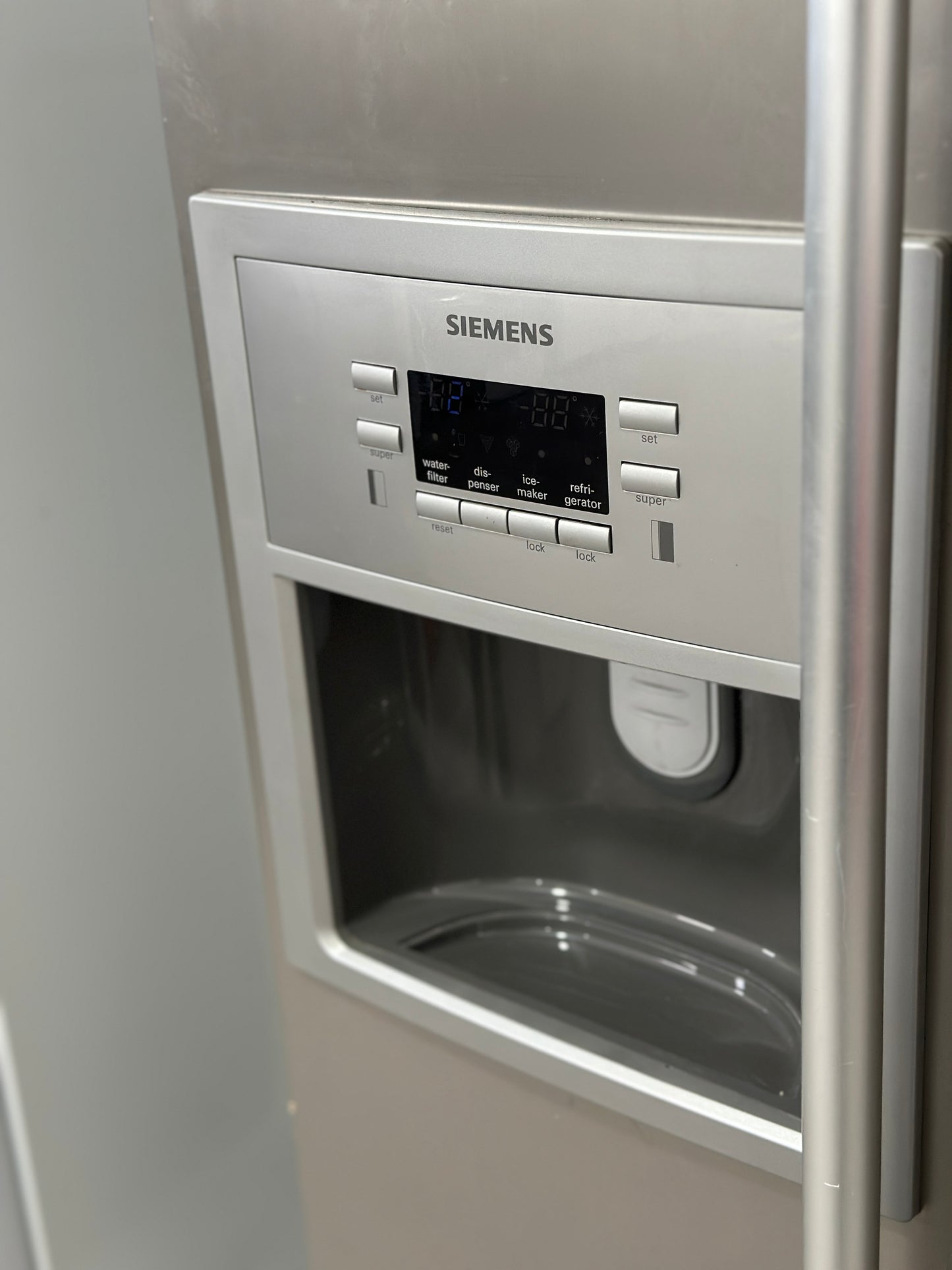 Lyxigt Side-by-Side Kylskåp från Siemens – med Ismaskin & Vattendispenser!