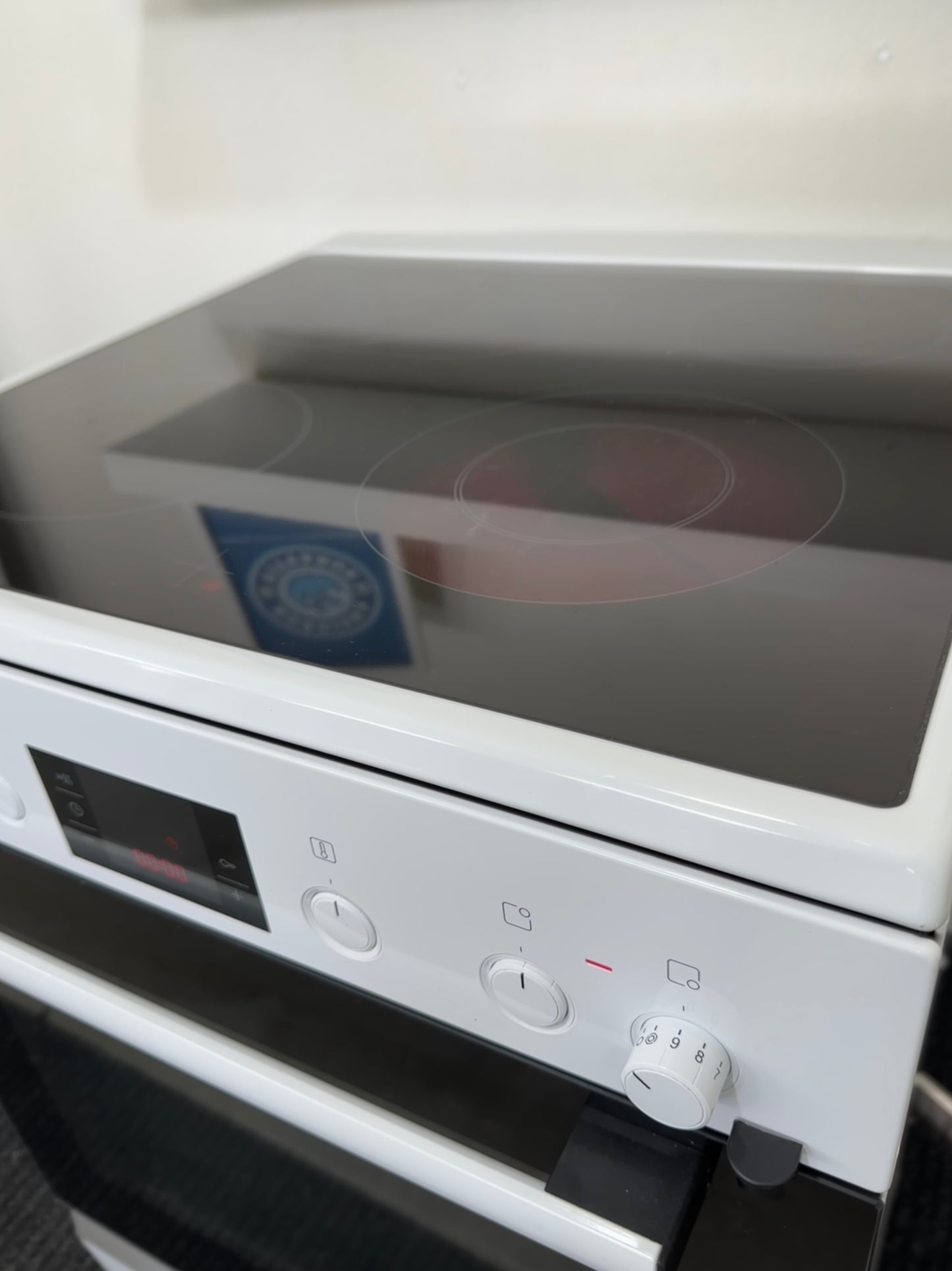 Spis HCA764220V/02 đ„ â Effektiv och rymlig glaskeramikspis med varmluft