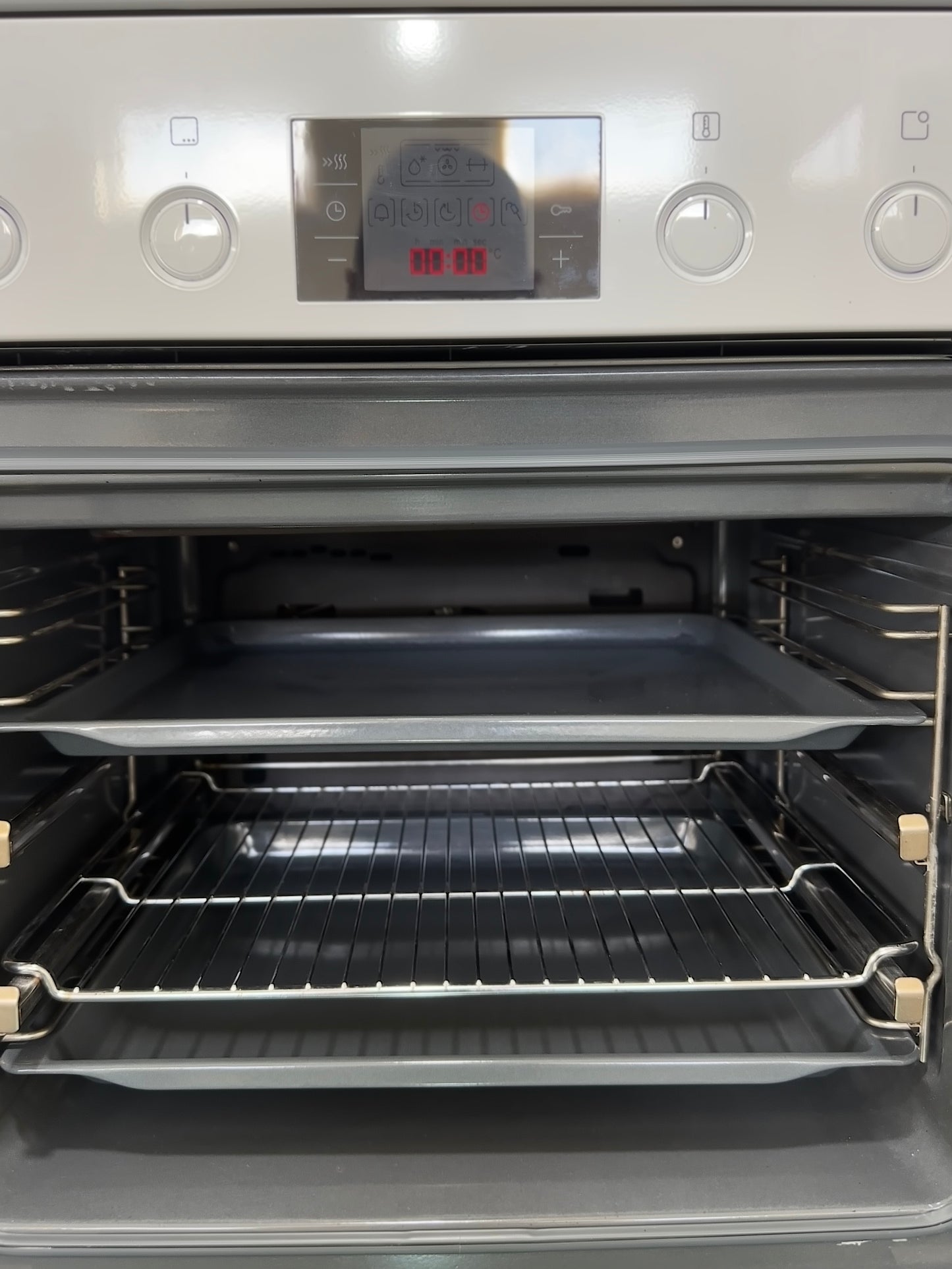 Spis HCA764220V/02 🔥 – Effektiv och rymlig glaskeramikspis med varmluft