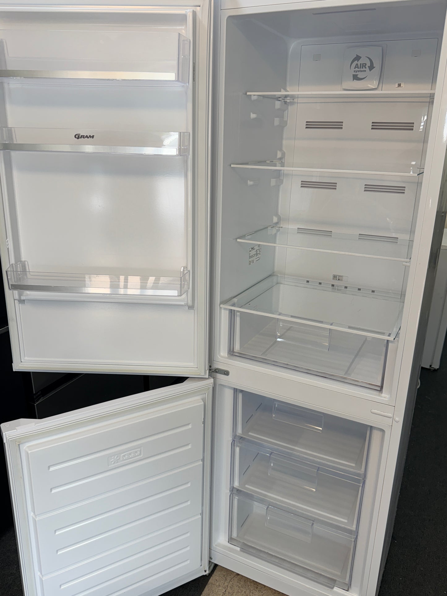 Gram KF 411864 N/1 – Rymlig kyl/frys i stilren vit design