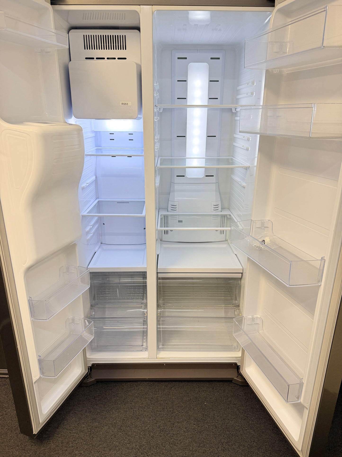 Samsung RS53K4400SA – Rymlig Side-by-Side kyl/frys med modern design